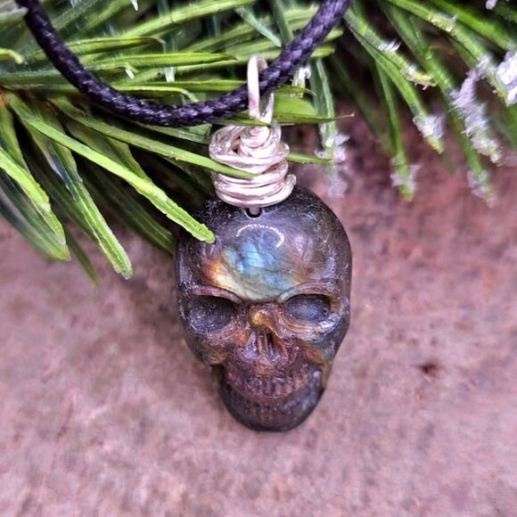 Nature Labradorite Flashy Skull Pendant Necklace - Picture 3 of 8